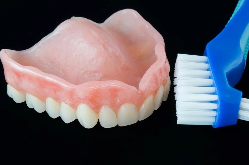 I have a removable denture: how do I have to clean it